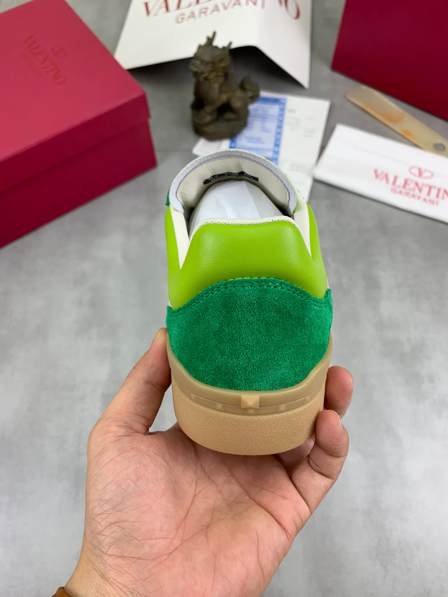 Men's Men's Shoes P520 New Couple Style Valentino Valentino 2025/UPVILLAGE Couple Casual Sports Shoes Moral Training Shoes 🆚Professional high-end, perfect replica, first-class quality, all made of original 1:1 materials, exclusive mold opening! 🎁Full set of high-end packaging at the counter ✔️Fabric: high mercerized cowhide ✔️Outsole: TPU material outsole ✔️Size: female 35-40 male 39-45 (female 41 male 38.46) 🆚All details are customized at 1:1 mold, striving for perfection!